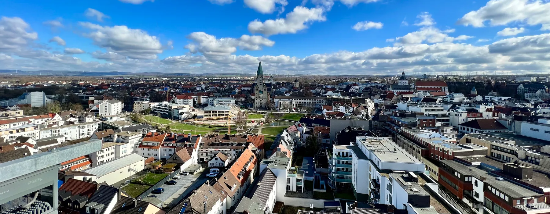Paderborner Innenstadt aus der Höhe: dicht stehende Wohn- und Geschäftshäuser mit Ziegel- und Flachdächern